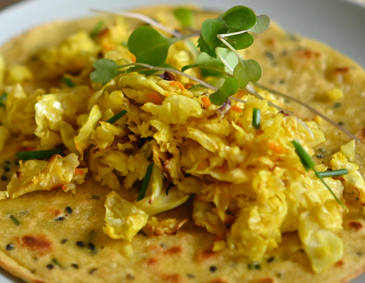 Gemarineerde Geroosterde Witte Kool Met Kurkuma En Gember Koken Met Gabie